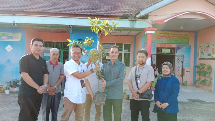 Penyerahan bibit pohon  di halaman Yayasan Panti Asuhan Assa’ada Muara Enim. (Handout)