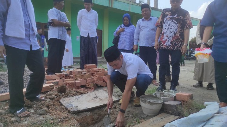 Rasyid Rajasa melakukan peletakan batu pertama pembangunan Asrama Ponpes Ma'had Robbani. (ist/rmolsumsel.id)