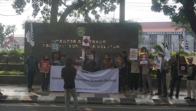 Walhi Sumsel menggelar aksi di de[an Kantor Pemprov Sumsel/Foto: Dudi Oskandar
