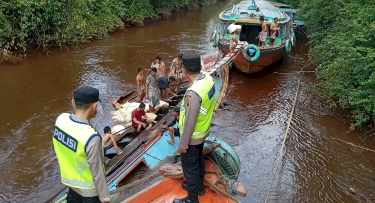 Kapal jukung muatan pupuk karam di perairan Jalur 19/Foto:Polres Banyuasin