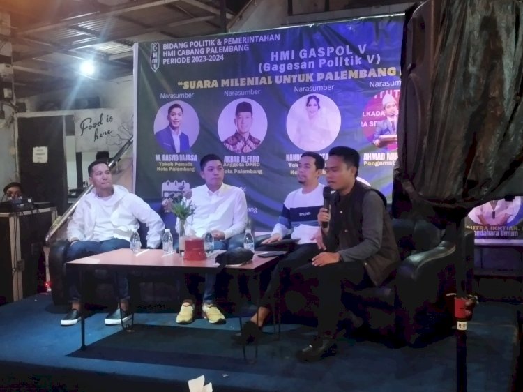 Suasana diskusi HMI Gaspol V (Gagasan Politik V) suara milenial untuk Palembang di Roca Coffee & Resto Jalan Demang Lebar Daun Palembang, Jumat (7/6) malam. (Dudy Oskandar/RMOLSumsel.id)