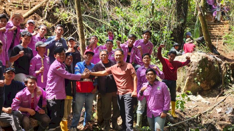 Momentum kolaborasi pemasangan pipa isntalasi PLTMH di kawasan Rantau Dedap/Foto: Eko Prasetyo