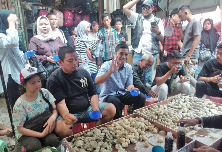 Bakal calon Walikota Palembang Rasyid Rajasa (tengah) makan pempek 'tumpah' saat blusukan di Pasar 16 Ilir Palembang/Foto: Dudy Oskandar