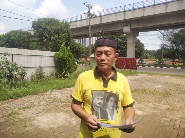 Paman korban penembakan di OKI Syahrul Senan saat diwawancarai awak media.(Denny Pratama/RMOLSumsel.id)