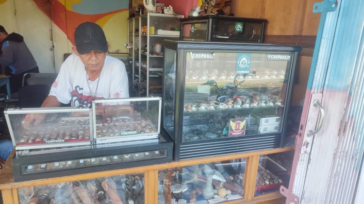 Salah satu lapak batu akik milik Ihwan Setiabudi yang masih bertahan di Lubuklinggau.(Handout)