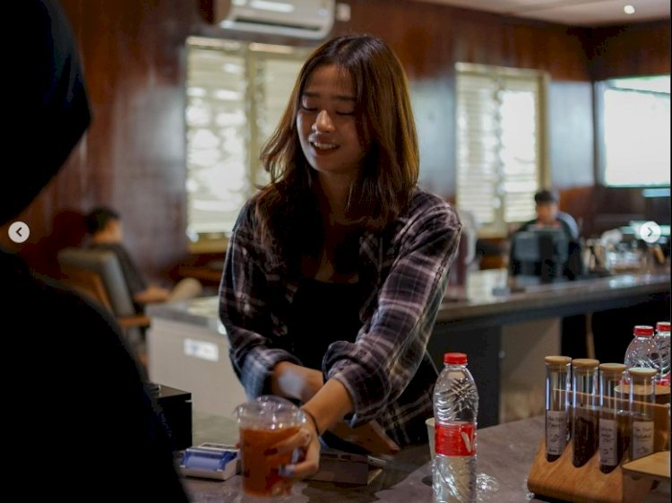 Barista Kopi Diego saat menyajikan menu ke pelanggan. (dok Kopi Diego/rmolsumsel.id)