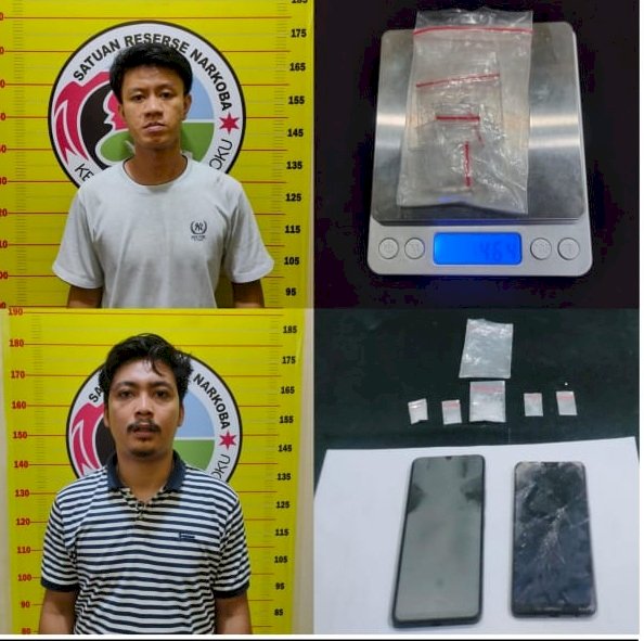 Dua tersangka pembawa narkoba saat ditangkap Polres OKU. (Dokumentasi Polres OKU)