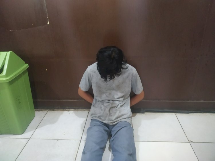 Pelaku MR saat diamanka di Polrestabes Palembang. (Denny Pratama/RMOLSumsel.id)