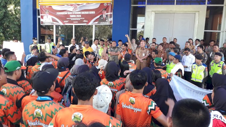 Ratusan atelt Porprov Lubuklinggau menggelar demo menagih janji bonus ke Pemkot. (Ansyori Malik/RMOLSumsel.id)