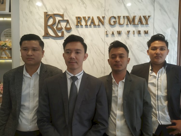 Kuasa Hukum Dosen UKB yang diberhentikan sepihak Riyan Gumay saat memberikan statmen.(Denny Pratama/RMOLSumsel.id)