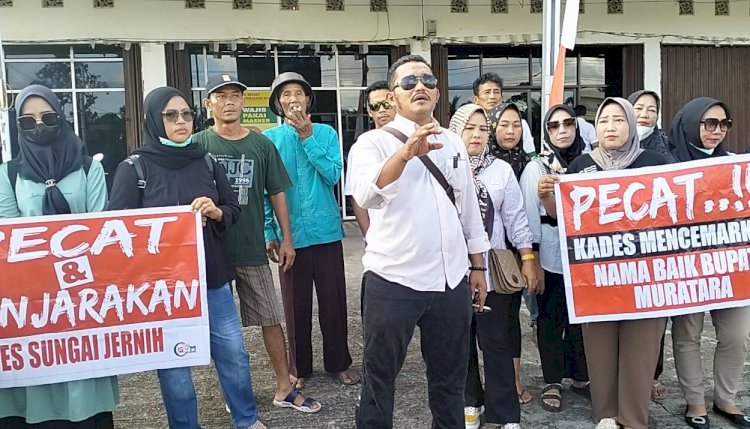 Massa dari Gerakan Mahasiswa Muratara mendatangi  Kantor DPMDP3A/Foto: Alam