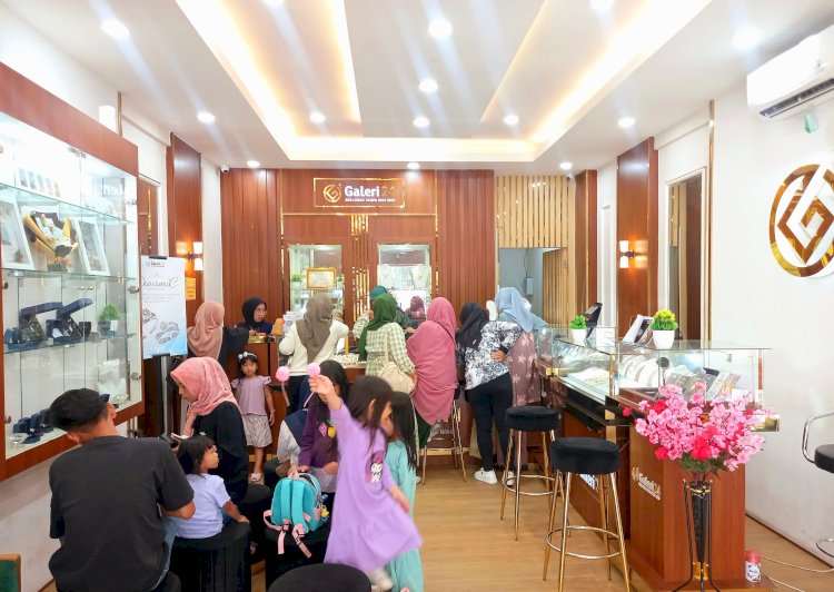 Pembeli emas di Galeri 24 Pegadaian. (ist/rmolsumsel.id) 
