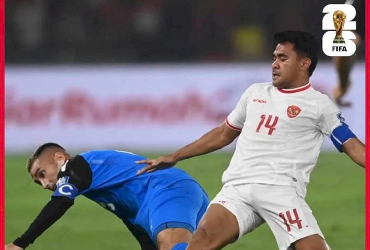 Asnawi Mangku Alam berjibaku dengan pemain Filipina/net