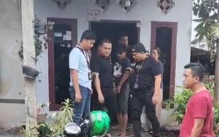 Pelaku ketika diamankan polisi di rumahnya. (Handout)