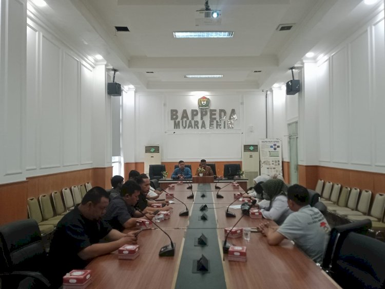 CEO Muara Enim United memimpin rapat bersama panitia untuk mengajak para pelaku UMKM untuk ikut memeriahkan WPFL 2024. (Handout)