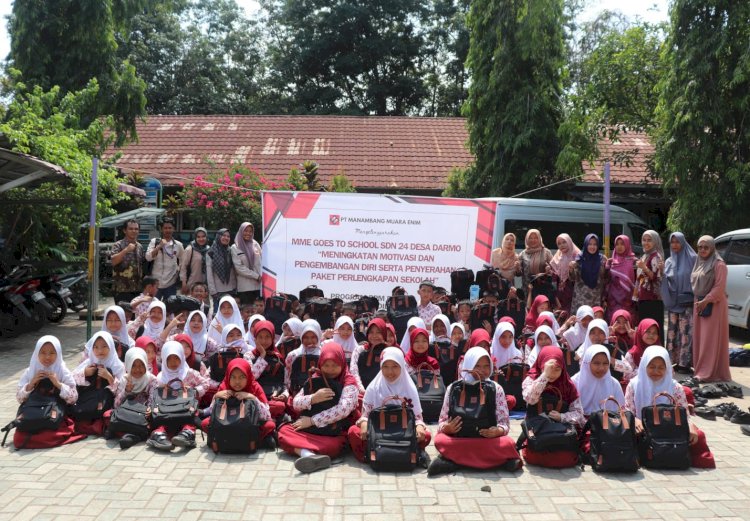 Pemberian bantuan kepada siswa SDN 24 Lawang Kidul. (ist/rmolsumsel.id) 