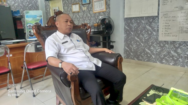  Kepala Inspektorat kota Pagar Alam Supriadi memberikan keterangan terkait penganiayaan yang dilakukan oleh Kepala Puskesmas Pengandonan inisial RN terhadap stafnya NS, Rabu (12/6). (Taufik/RMOLSumsel.id)