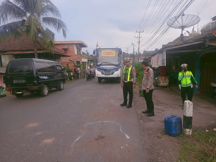 Kasatlantas Polres Muara Enim didampingi Kapolsek Lawang Kidul dan anggotanya melakukan olah TKP.. (Handout)