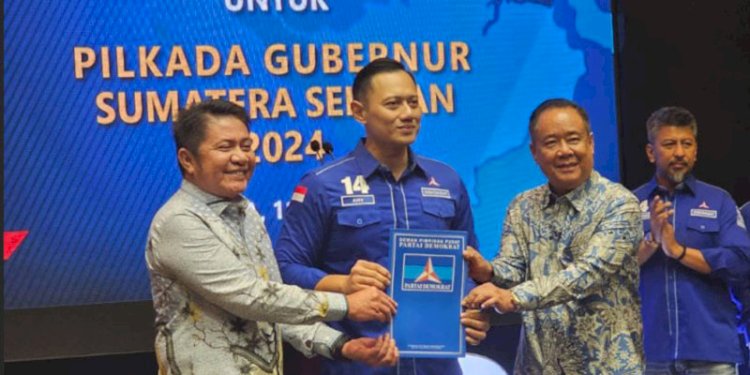 Pasangan bakal calon gubernur dan wakil gubernur, H Herman Deru-Cik Ujang (HDCU) menerima B.1.KWK, surat resmi diusung dari Ketum Demokrat, AHY/ist