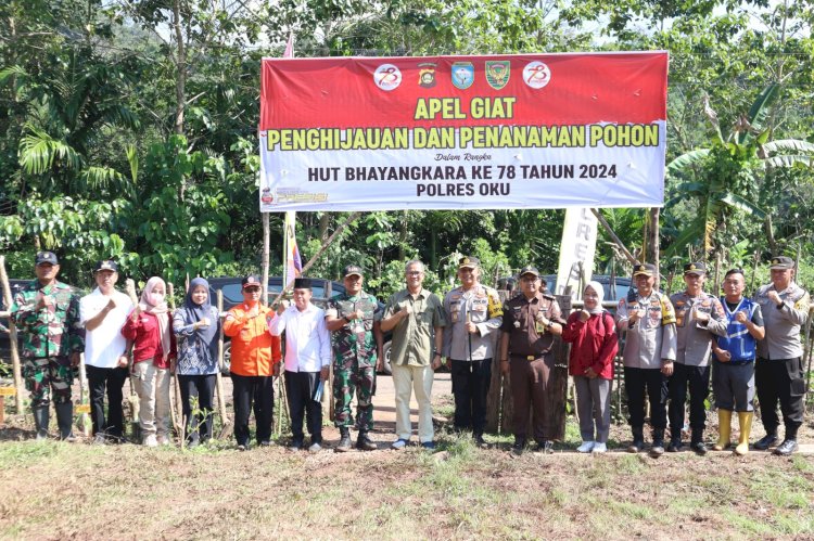 Kapolres OKU beserta unsur pemerintahan lainnya foto bersama sebelum melakukan penanaman pohon/Foto:Humas Polres OKU