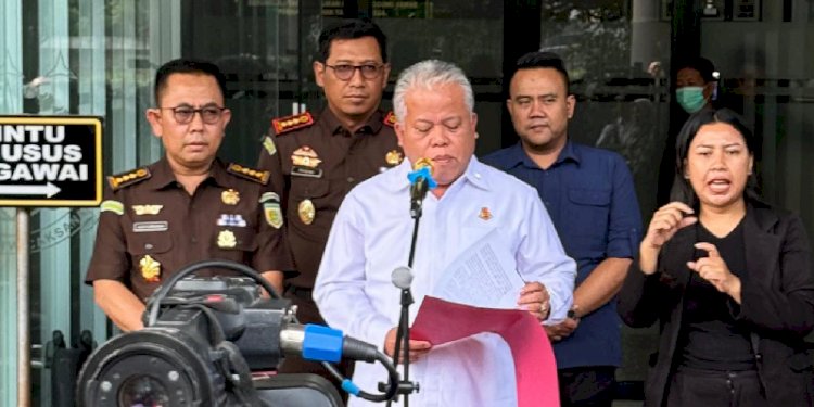 Kepala Pusat Penerangan Hukum (Kapuspenkum) Kejagung RI, Harli Siregar saat membacakan pelimpahan berkas dan tersangka ke Kejaksaan Negeri Jakarta Selatan di Jakarta, Kamis (13/6)./Ist