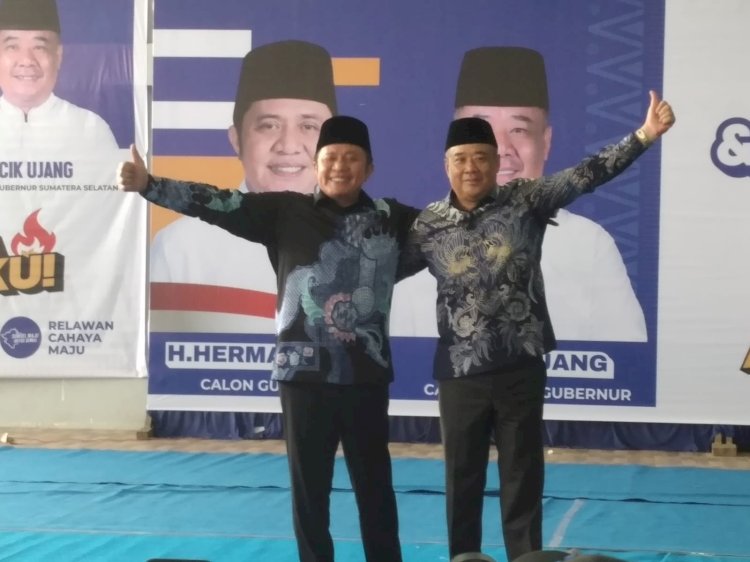 Herman Deru-Cik Ujang saat diacara pelantikan tim relawan (Dokumen RMOLSumsel.id)