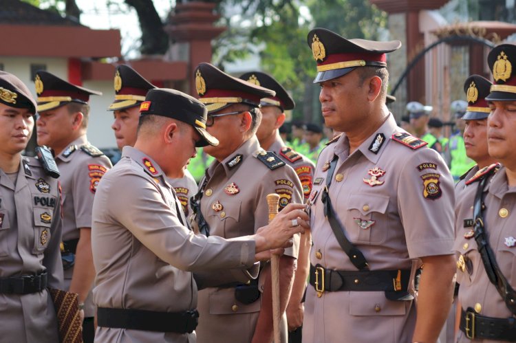    Polres Muara Enim gelar upacara serah terima jabatan Kabag Ops, Kabag Log, Kasat Lantas, Kasat Binmas, Kapolsek Gunung Megang, Kapolsek Rambang, dan Kapolsek Sungai Rotan di Lapangan Mapolres Muara Enim, Jumat (14/6). (Dokumentasi Humas Polres Muara Enim)