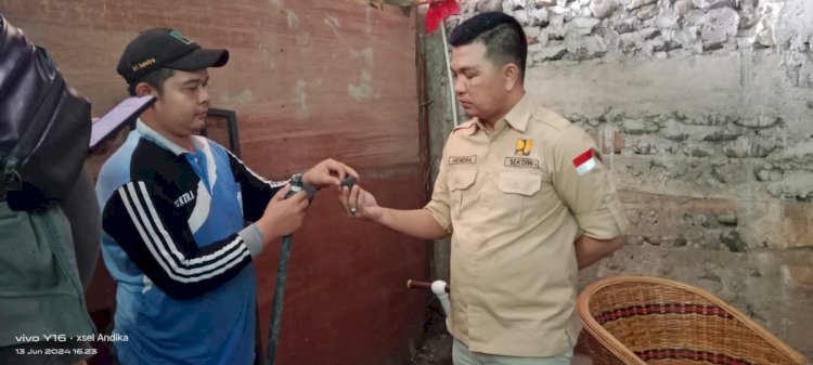 Plt Direktur Perumda Tirta Seguring Betung, Hendra Rosada sidak di sejumlah rumah pelanggan. (Salim/RMOLSumsel.id)