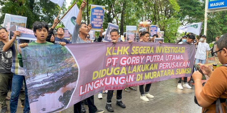 Aktivis Sumsel-Jakarta melakukan aksi demonstrasi depan gedung Kementerian Lingkungan Hidup dan Kehutanan (KLHK), Jumat (14/6)/Ist