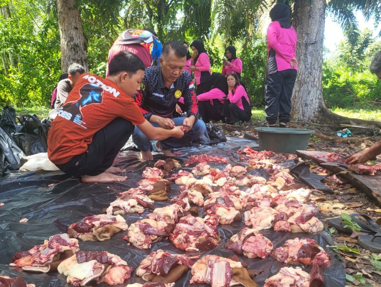 Kapolsek Semidang Aji saat membagikan daging sapi kepada anggota dan warga/Foto:Amizon