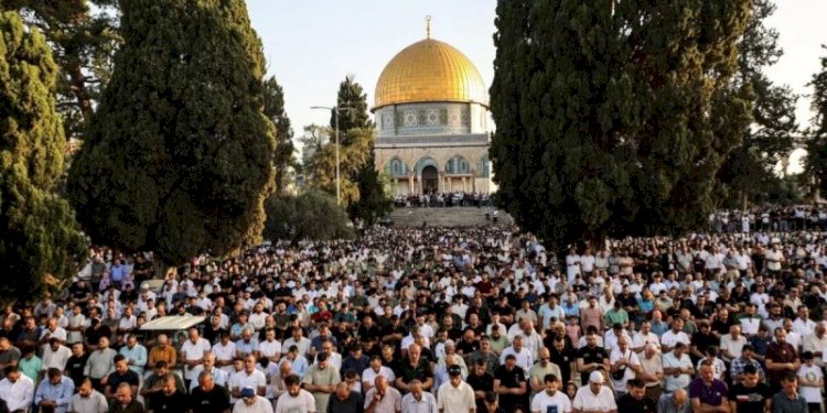 Warga Palestina melaksanakan salat Idul Adha di Masjid Al-Aqsa di Yerusalem pada Minggu, 16 Juni 2024/Net