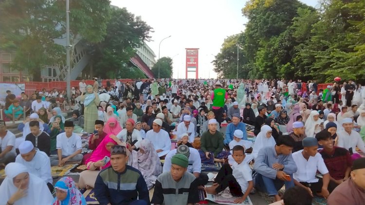 Ribuan jemaah memadati jalan hingga ke Jembatan Ampera untuk menggelar Sholat Ied/Foto: Putra Riyadi