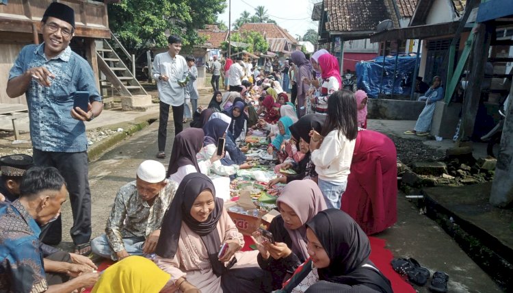 Warga BTS Ulu Terawas menggelar makan bersama di momen Idul Adha, tradisi ini disebut warga Sedekahkan Rame yang sudah belangsung turun temurun/handout