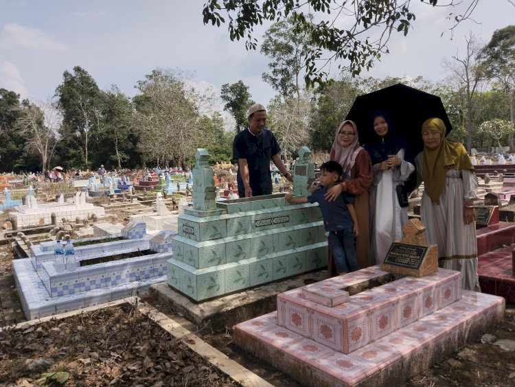 Sejumlah warga saat melaksanakan ziarah kubur di desa Air Hitam kecamatan Penukal. (Eko Jurianto/ RMOLSumsel.id)