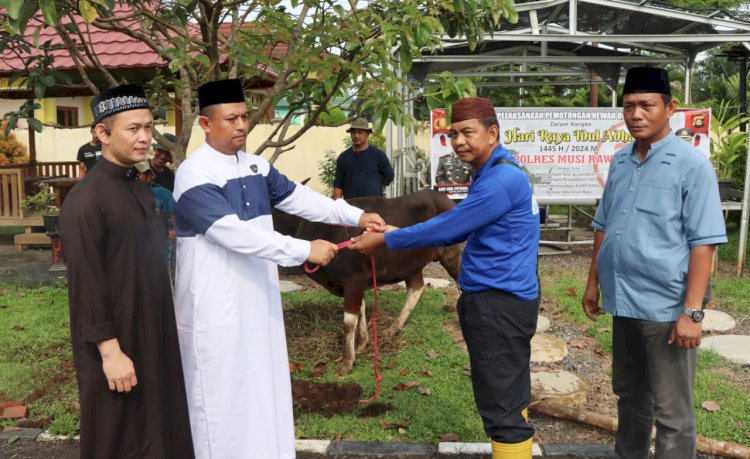 Polres Musi Rawas melaksanakan pemotongan hewan kurban di hari raya Idul Adha.(Dokumentasi Polres Musi Rawas)