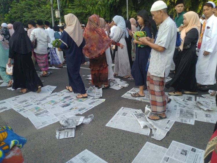 Serakan sampah koran bekas alas jamaah sholat idul adha (Maya Hasan/Rmolsumsel.id)
