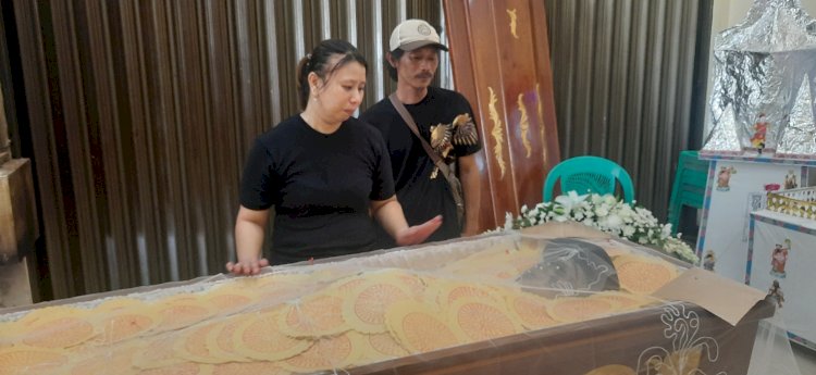 Desi Yuni Yanti saat mendatangi rumah duka tempat almarhum suaminya Gunawan setelah mengalami kecelakaan. (Handout)