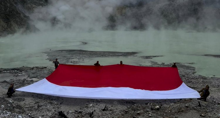 Anggota Mapala UIN Raden Fatah saat pengibaran bendera di Gunung Patah.  (ist/rmolsumsel.id) 