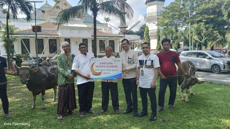 Pemimpin Divisi Sekretaris Perusahaan Bank Sumsel Babel, Moch Robi Hakim saat menyalurkan hewan kurban. (ist/rmolsumsel.id)
