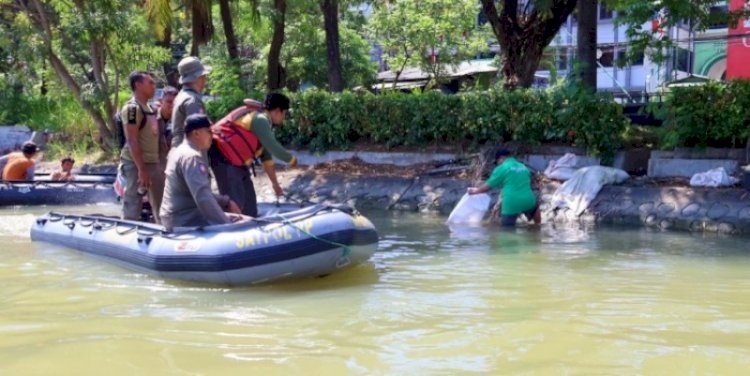 Petugas menemukan warga Surabaya membuang kotoran hewan kurban di Sungai Kalimas/RMOLJatim