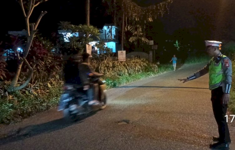 Polisi tengah melakukan pengecekan lokasi tempat kecelakaan. (Dokumentasi Polres Lubuklinggau)