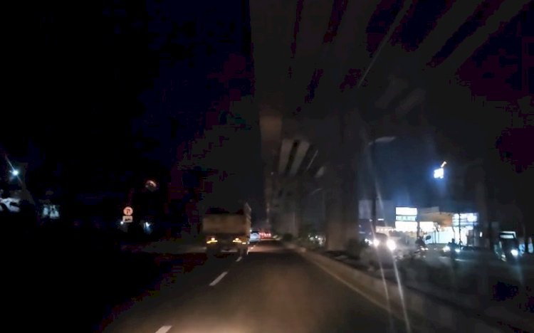 Lampu jalan menuju Bandara SMB II padam. (ist/rmolsumsel.id) 