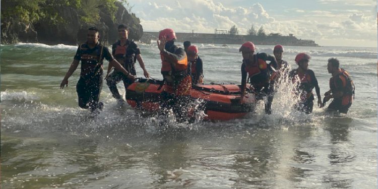Tim SAR Gabungan melakukan pencarian korban tenggelam di Pantai Lhoknga/Basarnas Banda Aceh.