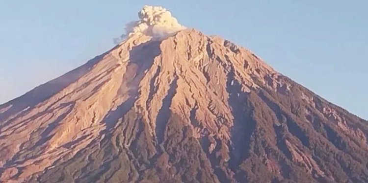 Puncak Gunung Semeru, yang merupakan gunung tertinggi di Pulau Jawa/RMOLJatim