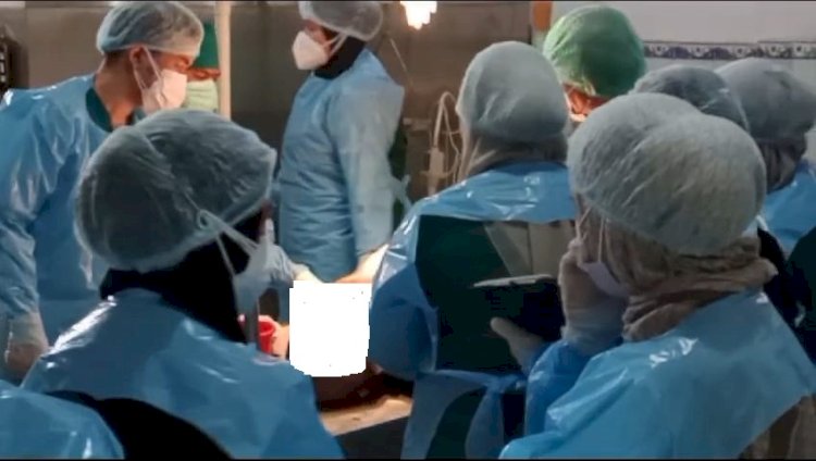 Petugas Forensik RS Bhayangkara M Hasan  Palembang saat melakukan pemeriksaan luar jenazah pria bertato yang ditemukan di perairan Sungai Musi  Palembang . (Fauzi/RMOLSumsel.id)