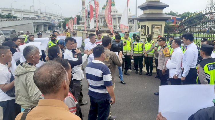  Aksi damai Badan Peneliti Independen Kekayaan Penyelenggara Negara dan Pengawas Anggaran Republik Indonesia Sumsel di Mapolda Sumsel meminta pengusutan dugaan korupsi di RSUD Siti Fatimah/Foto: Fauzi