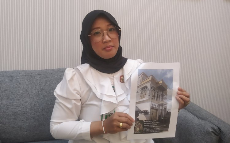 Kasi Penkum Kejati Sumsel Vanny Eka Yulia Sari saat menunjukan foto rumah mewah milik tersangka R yang DPO/Foto: Denny Pratama