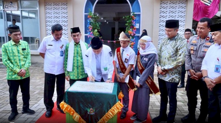 Muhammad Zaldi dan Jihan Salsabila saat mendampingi Pj Gubernur Sumsel Agus Fatoni  menandatangani plakat peresmian bangunan di Ponpes Al-Ittifaqiah, Ogan Ilir (dok/rmolsumsel.id) 