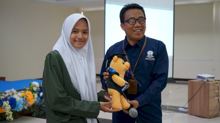 Direktur UT Palembang, Drs. H. Muhammad Tair Abunaim, MM bersama masahsiswa terpilih Vanessa Eren/Foto:Humas UT Palembang