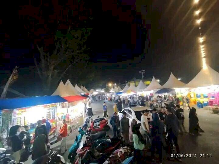 Arena bazar pasar malam di kawasan alun-alun Utara kota Pagar Alam yang menutup akses jalan protokol menuju RS DKT,RSUD Besemah,Lapas dan SMA Negeri 1. (Taufik/RMOLSumsel.id)